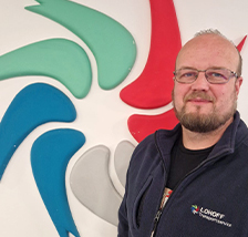 </br>DISPO </br>SEBASTIAN ROSE Bild von der Dispo Peter Kost vor dem Logo von Lohoff Transporte