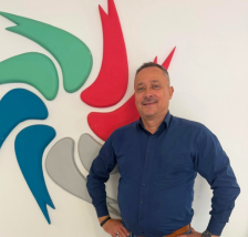 </br>GESCHÄFTSFÜHRUNG </br>MARC BERG Bild von TransporteGeschäftsführer Marc Berg vor dem Logo von Lohoff