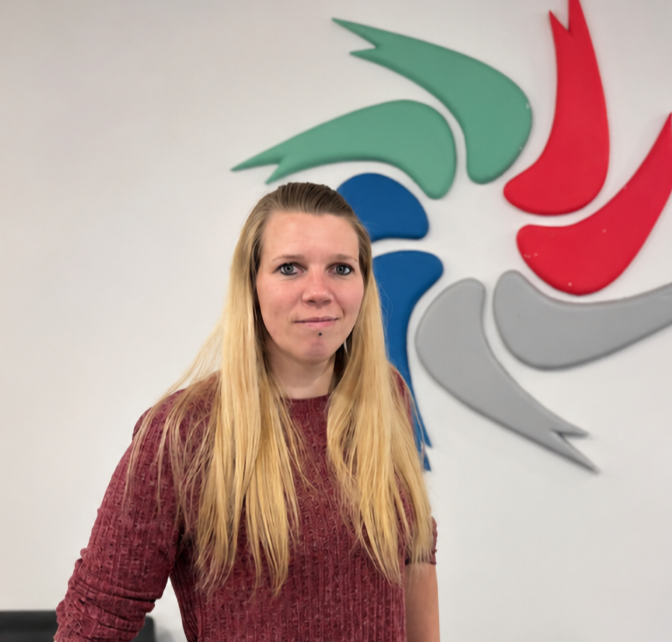 </br>PERSONALLEITUNG </br>STEPHANIE FEHMER Bild von der Personalleitung Simone Heimken vor dem Logo von Lohoff Transporte